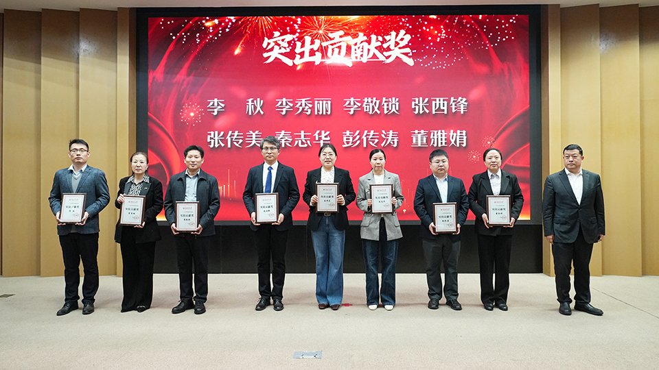校长赵金山主持会议