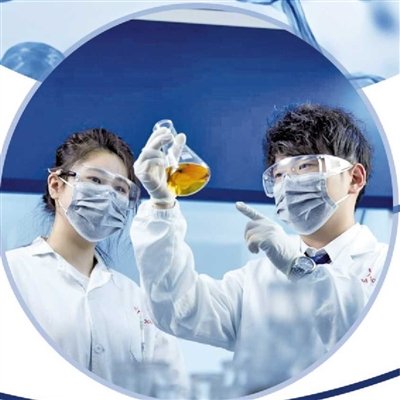 工作人员使用拉曼流式细胞分选仪Flo